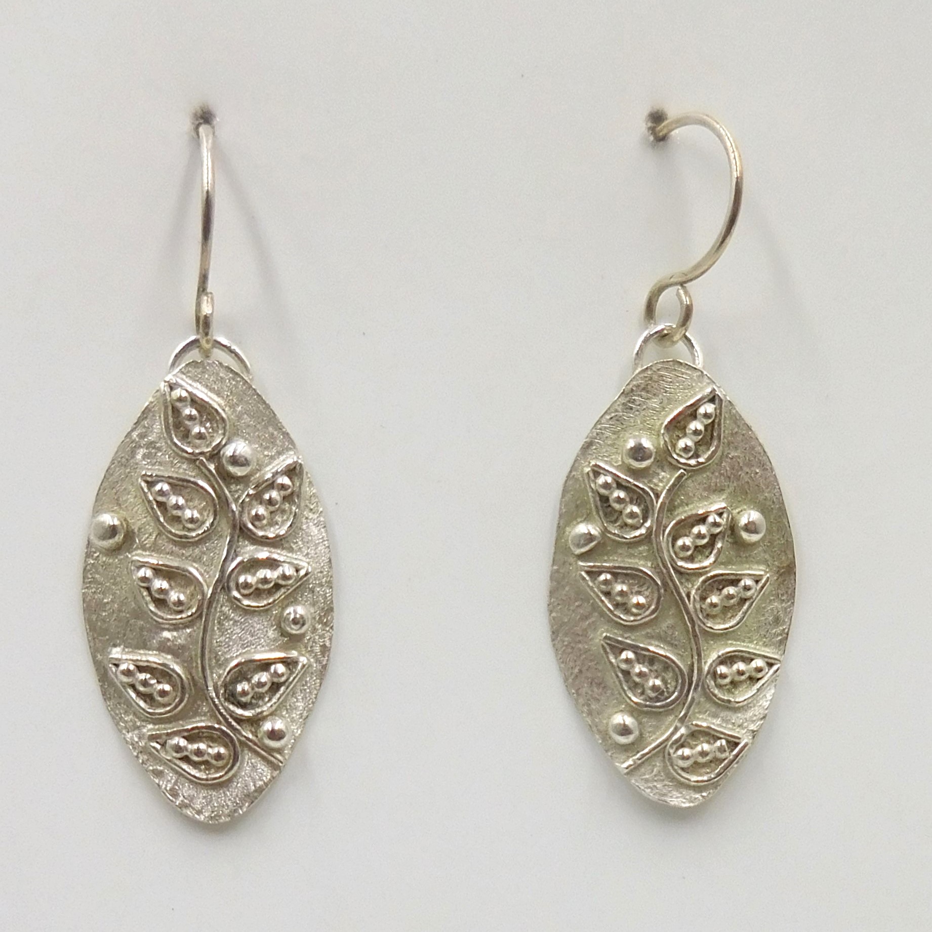 Click to view detail for DKC-2166 Earrings, Oval Leaves Silver $125